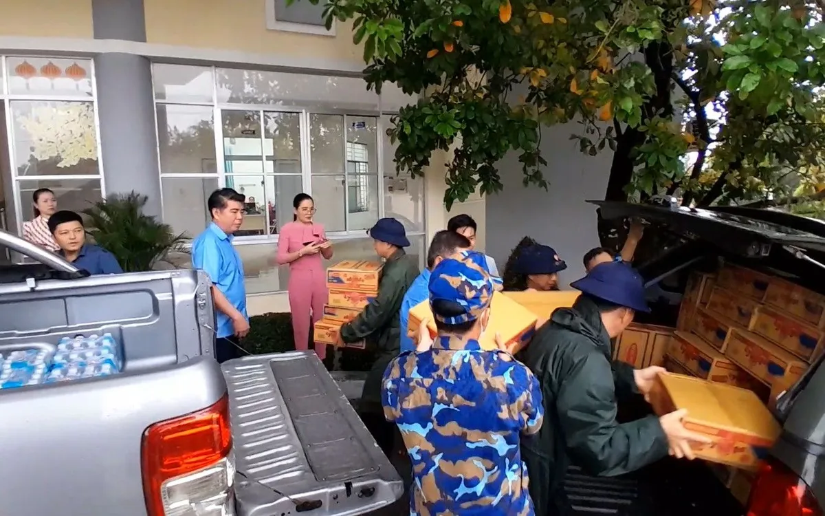 Các lực lượng quân đội, chính quyền địa phương, cộng đồng  những ngày qua đã luôn sát cánh cùng bà con vùng lũ. Nhu yếu phẩm, lương thực được sẻ chia đến với người dân vùng lũ.