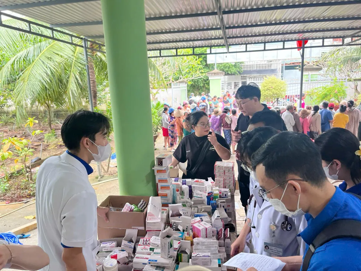 Khánh Hòa: Y bác sĩ và tình nguyện viên quốc tế khám bệnh, trao quà tái thiết cho 800 người dân vùng lũ- Ảnh 2. Khánh Hòa: Y bác sĩ và tình nguyện viên quốc tế khám bệnh, trao quà tái thiết cho 800 người dân vùng lũ- Ảnh 2.