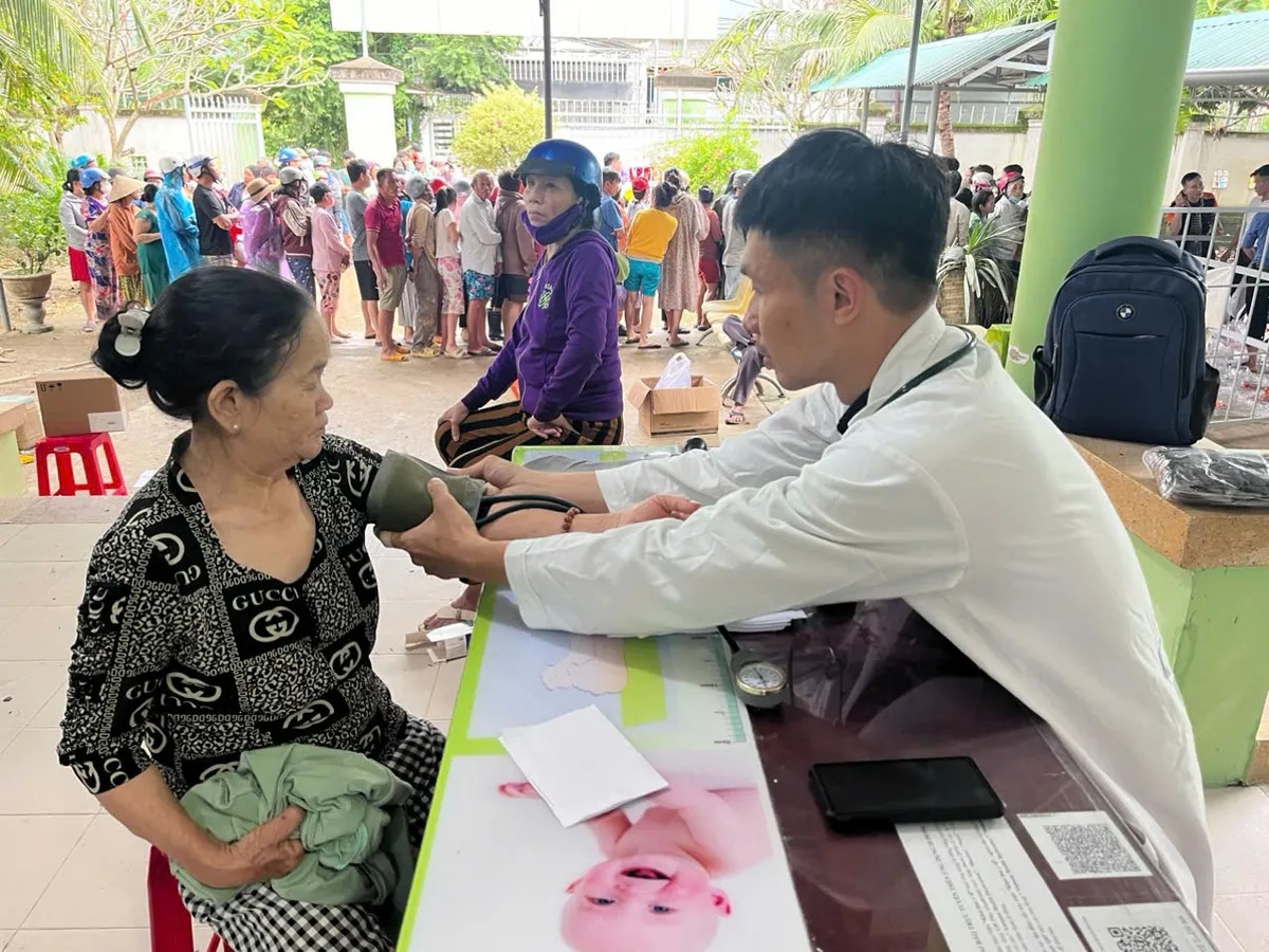Khánh Hòa: Y bác sĩ và tình nguyện viên quốc tế khám bệnh, trao quà tái thiết cho 800 người dân vùng lũ- Ảnh 1. Khánh Hòa: Y bác sĩ và tình nguyện viên quốc tế khám bệnh, trao quà tái thiết cho 800 người dân vùng lũ- Ảnh 1.