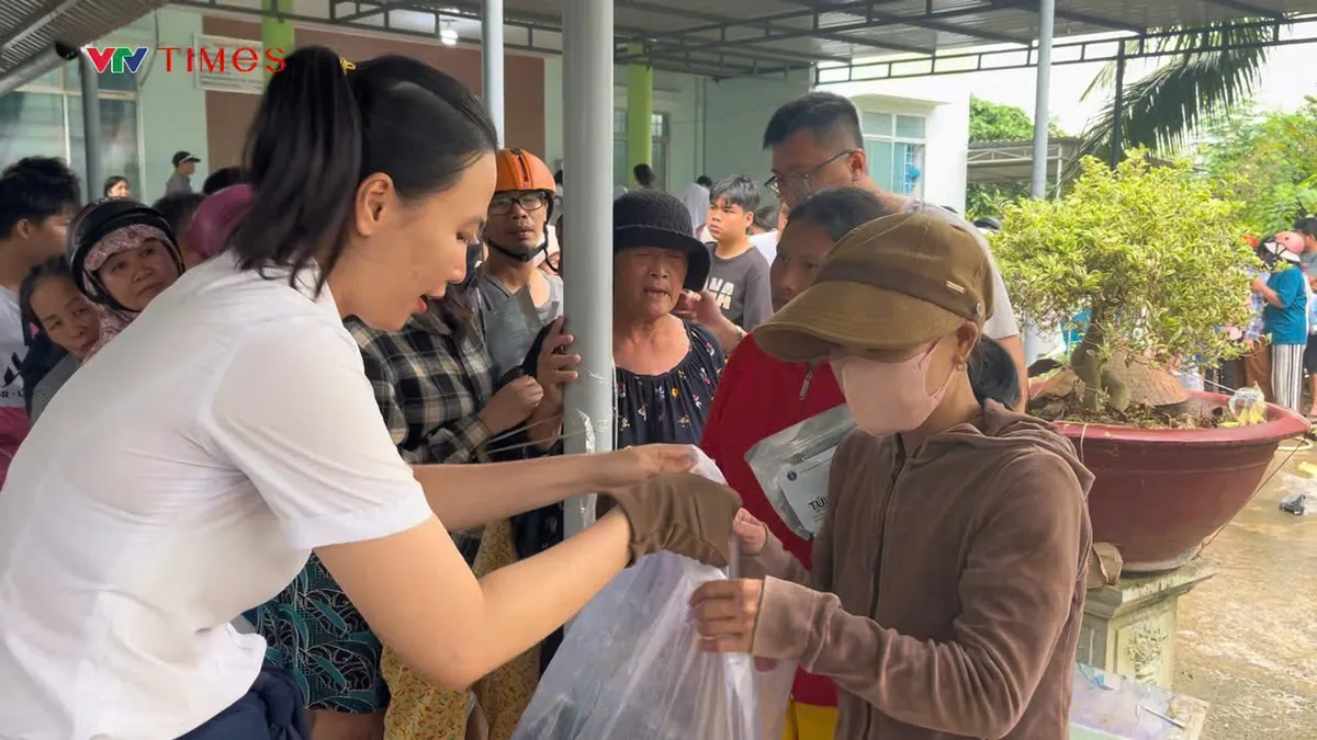 Khánh Hòa: Y bác sĩ và tình nguyện viên quốc tế khám bệnh, trao quà tái thiết cho 800 người dân vùng lũ- Ảnh 3. Khánh Hòa: Y bác sĩ và tình nguyện viên quốc tế khám bệnh, trao quà tái thiết cho 800 người dân vùng lũ- Ảnh 3.