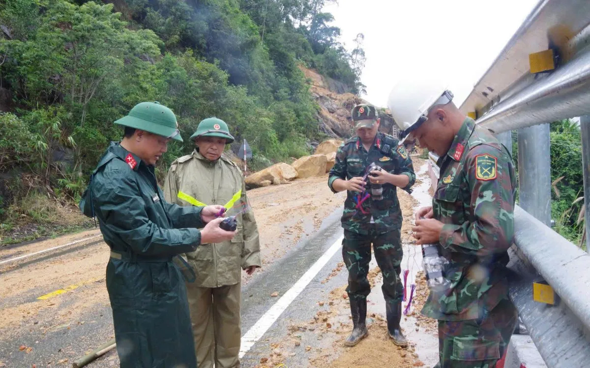 Lực lượng công binh phá nổ đất đá sạt lở, mở đường tại đèo Khánh Lê.