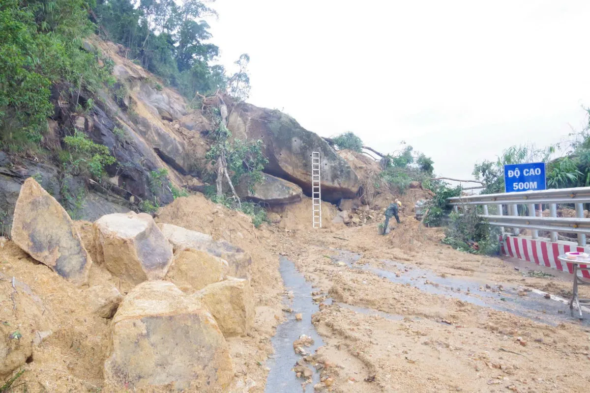 Lực lượng công binh phá nổ đất đá sạt lở, mở đường tại đèo Khánh Lê- Ảnh 3. Lực lượng công binh phá nổ đất đá sạt lở, mở đường tại đèo Khánh Lê- Ảnh 3.