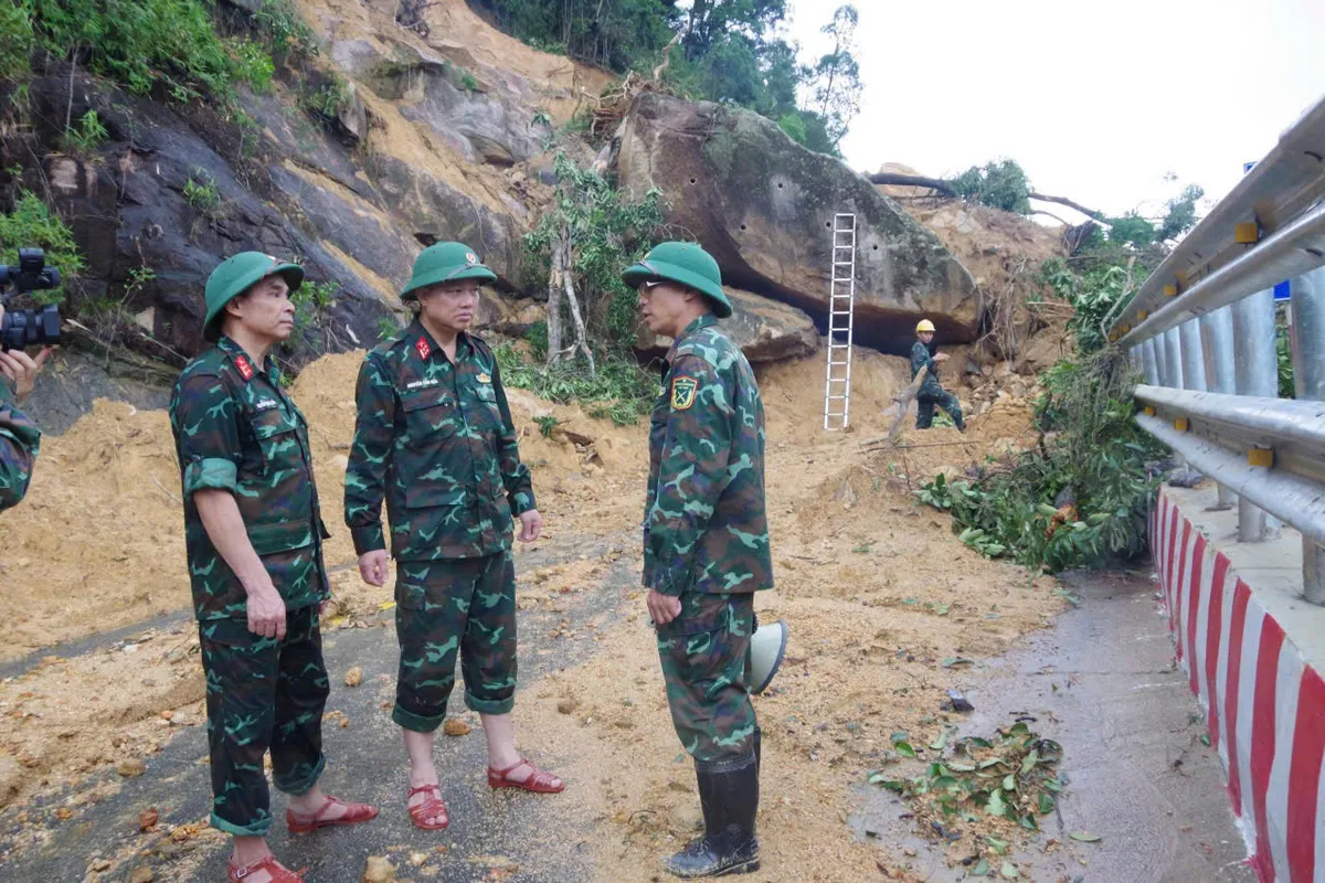 Lực lượng công binh phá nổ đất đá sạt lở, mở đường tại đèo Khánh Lê- Ảnh 1. Lực lượng công binh phá nổ đất đá sạt lở, mở đường tại đèo Khánh Lê- Ảnh 1.