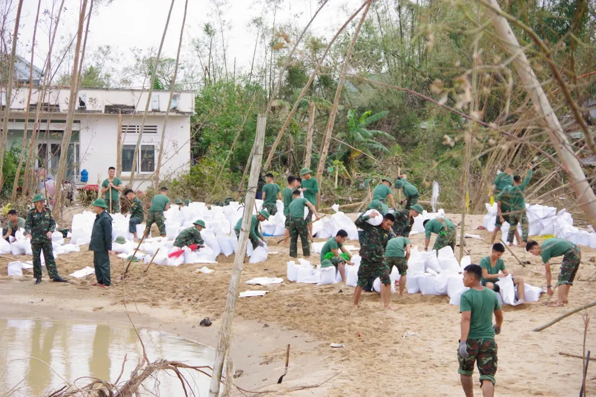 Quân khu 5: Dừng các việc làm không cần thiết để tập trung toàn lực tham gia ứng phó bão số 15 - Ảnh 1.