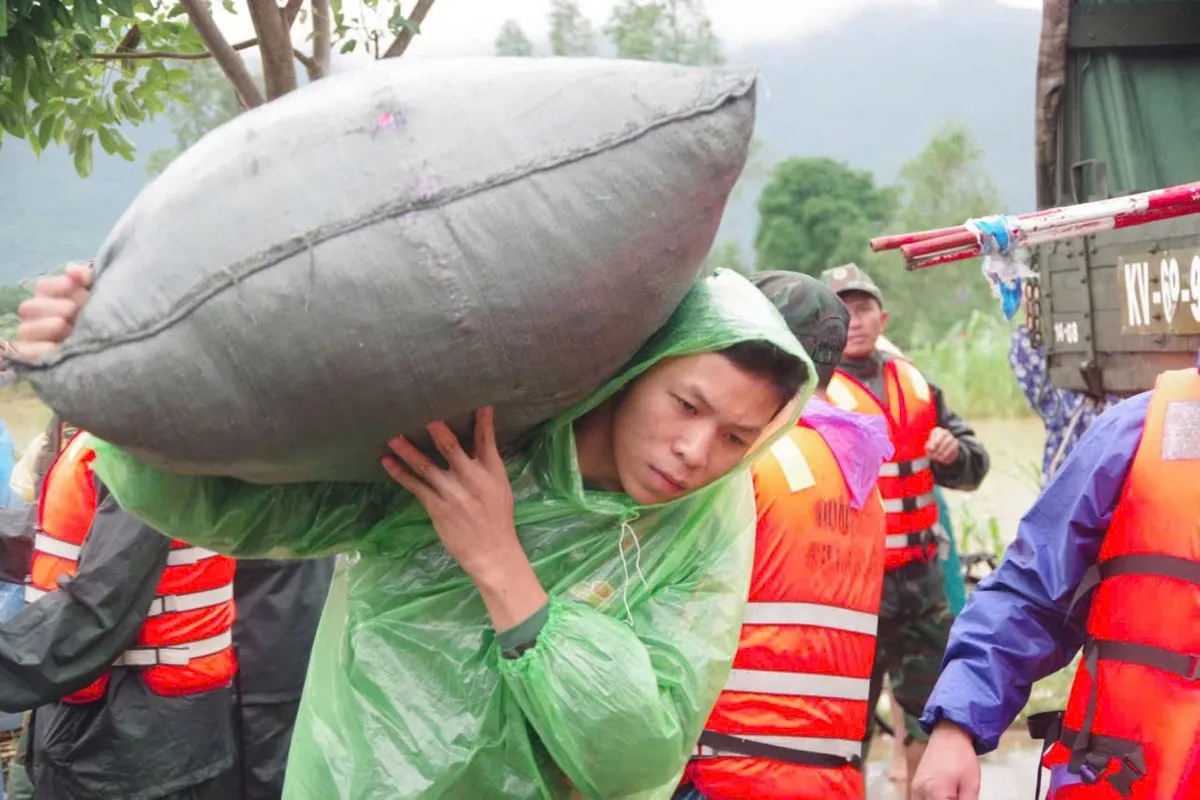 Quân khu 5: Dừng các việc làm không cần thiết để tập trung toàn lực tham gia ứng phó bão số 15 - Ảnh 2.
