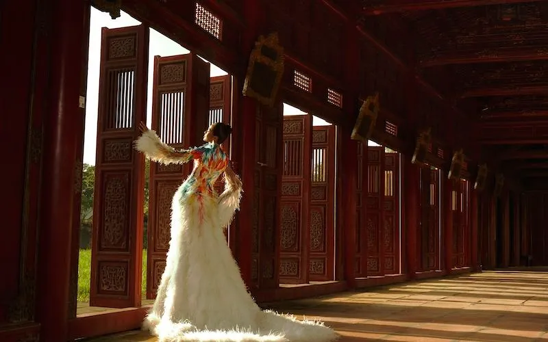 Le Thanh Hoa, moda podyumunda kadim başkent Hue'nin altın anılarını yeniden canlandırıyor - Fotoğraf 4.