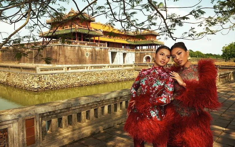 Le Thanh Hoa, moda podyumunda kadim başkent Hue'nin altın anılarını yeniden canlandırıyor - Fotoğraf 1.
