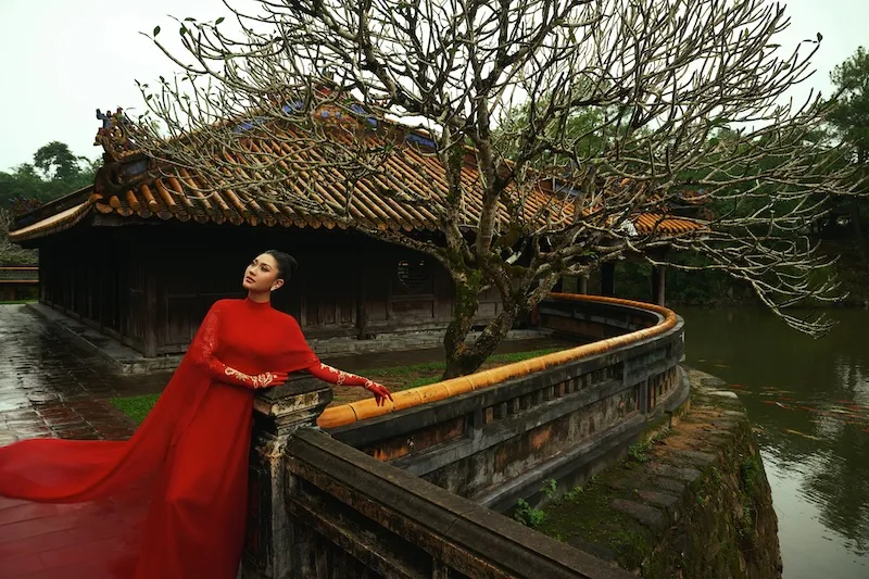 Le Thanh Hoa, moda podyumunda kadim başkent Hue'nin altın anılarını yeniden canlandırıyor - Fotoğraf 2.