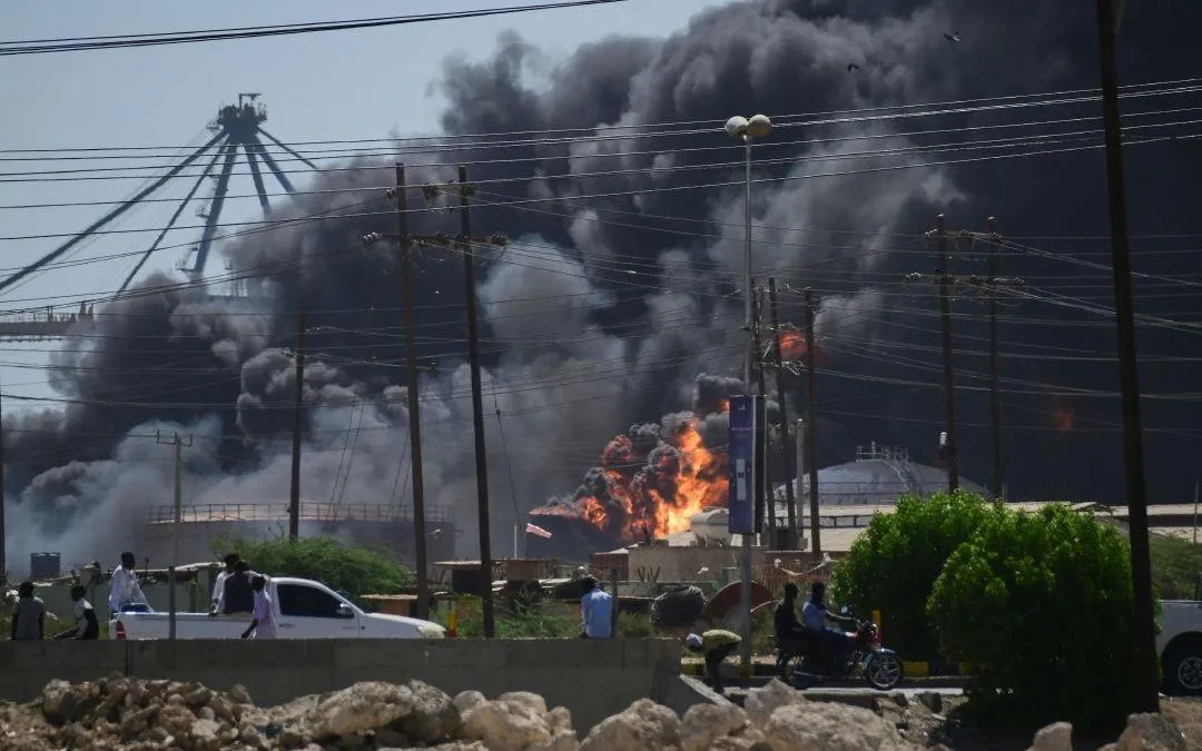 Khói bốc lên sau các cuộc tấn công UAV của RSF nhằm vào cảng phía Bắc ở thành phố Port Sudan bên bờ Biển Đỏ (Ảnh: AP)