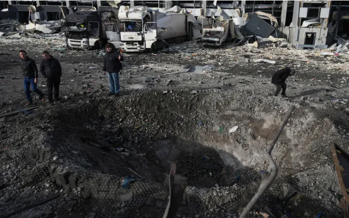 Hố bom bên cạnh trung tâm hậu cần siêu thị Novus bị hư hại nặng nề sau cuộc tấn công của Nga tại Kiev, Ukraine, ngày 25/11/2025 (Ảnh: AFP/Getty Images)