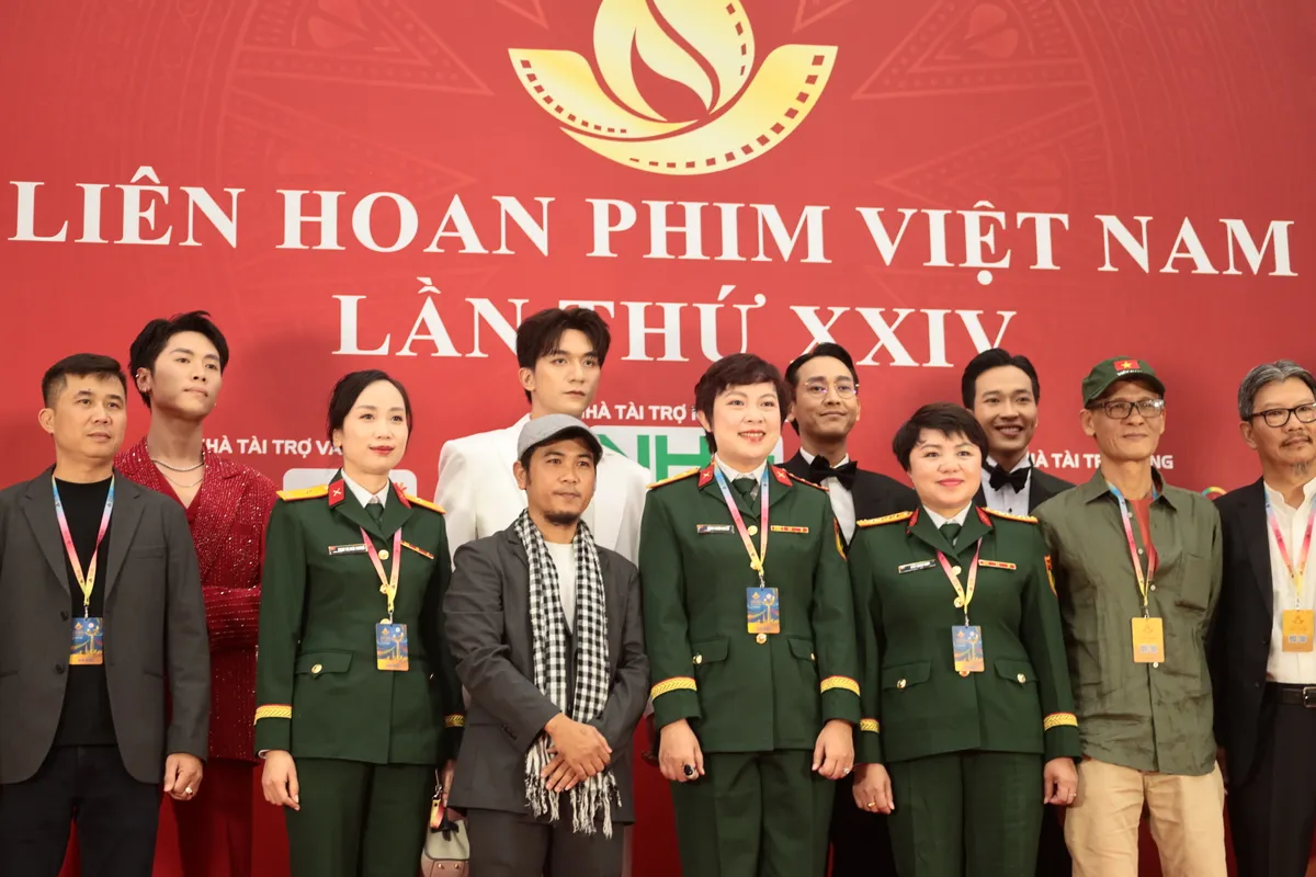 Thảm đỏ bế mạc LHP Việt Nam lần thứ XXIV hội ngộ nhiều đoàn phim Việt nổi bật - Ảnh 1.