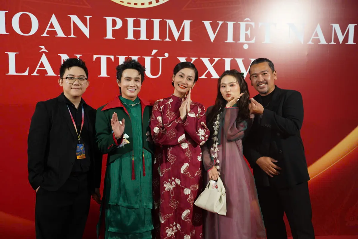 Thảm đỏ bế mạc LHP Việt Nam lần thứ XXIV hội ngộ nhiều đoàn phim Việt nổi bật - Ảnh 8.