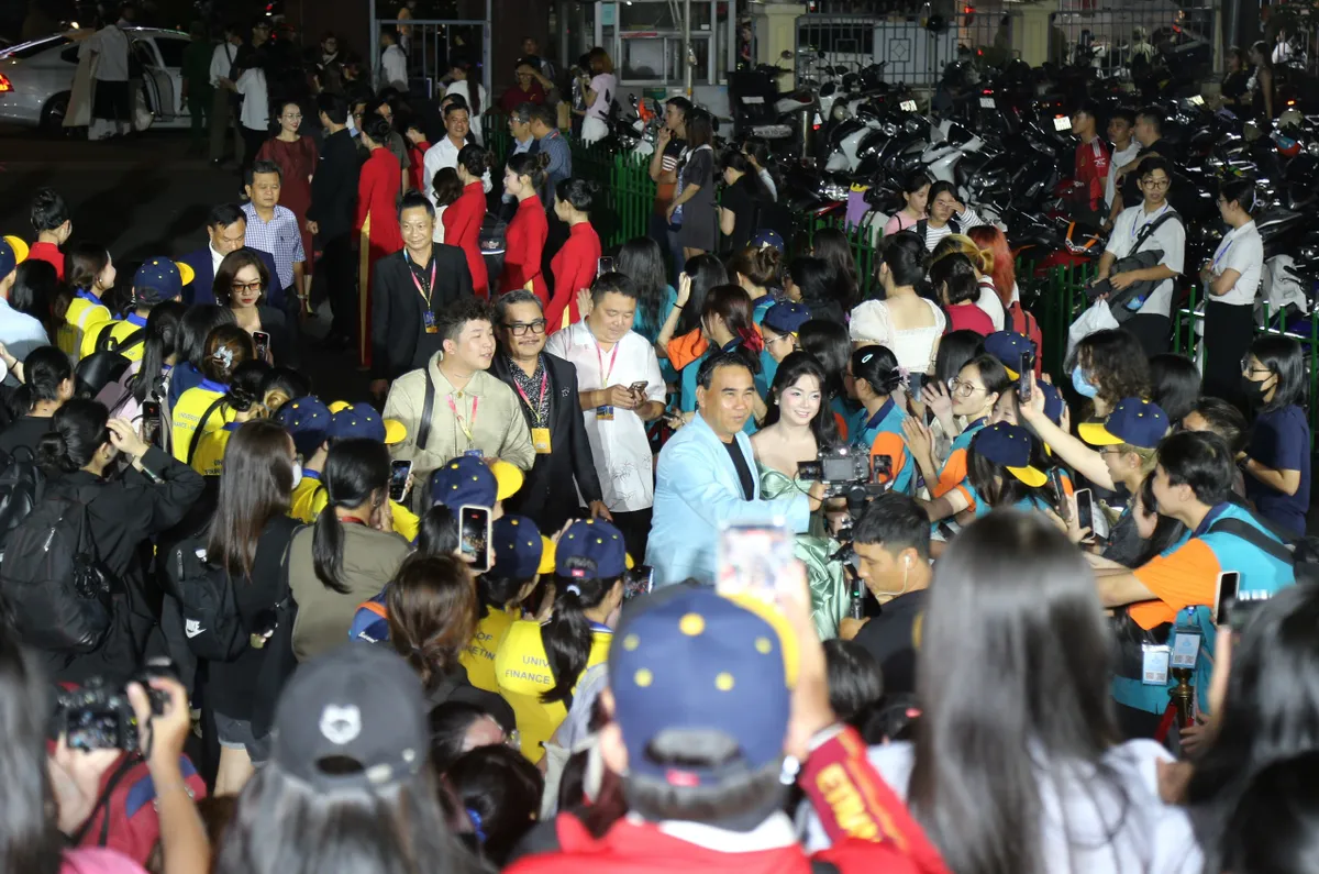 Thảm đỏ bế mạc LHP Việt Nam lần thứ XXIV hội ngộ nhiều đoàn phim Việt nổi bật - Ảnh 10.