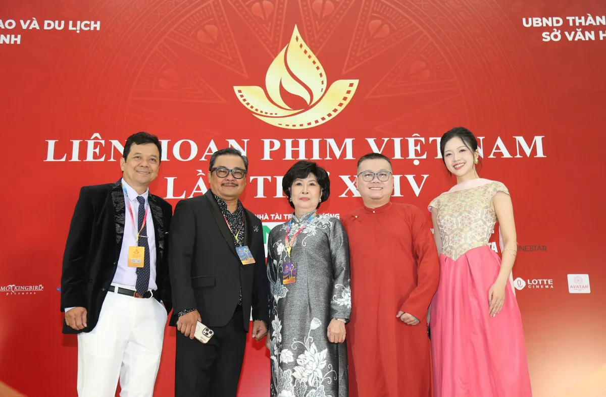 Thảm đỏ bế mạc LHP Việt Nam lần thứ XXIV hội ngộ nhiều đoàn phim Việt nổi bật - Ảnh 9.