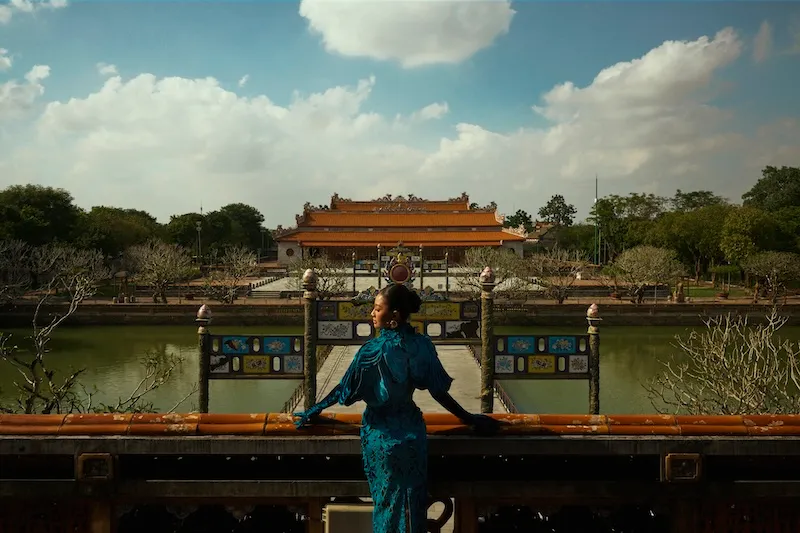 Le Thanh Hoa, moda podyumunda kadim başkent Hue'nin altın anılarını yeniden canlandırıyor - Fotoğraf 5.