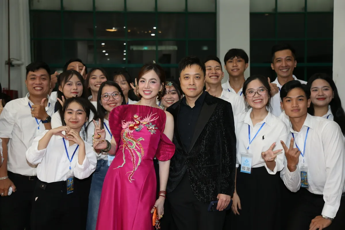 Thảm đỏ bế mạc LHP Việt Nam lần thứ XXIV hội ngộ nhiều đoàn phim Việt nổi bật - Ảnh 2.