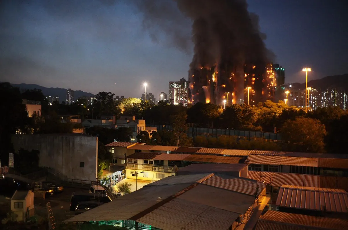 Cháy lớn tại loạt chung cư cao tầng ở Hong Kong (Trung Quốc), nhiều người thiệt mạng và mắc kẹt- Ảnh 3. Cháy lớn tại loạt chung cư cao tầng ở Hong Kong (Trung Quốc), nhiều người thiệt mạng và mắc kẹt- Ảnh 3.