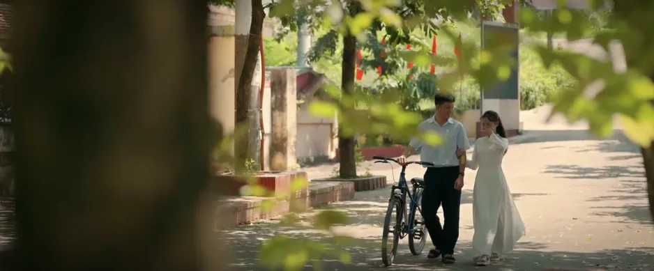 Cách em 1 milimet - Tập 25: Viễn bị "My - Bí thư A5" vuốt má- Ảnh 1.