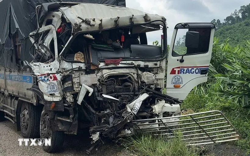 Ôtô tải dập nát phần cabin sau một vụ tai nạn giao thông. (Ảnh: TTXVN phát)