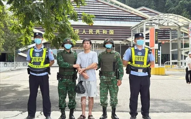 Đối tượng Quảng Trung Tuấn bị bắt giữ ngay sau khi được trao trả về Việt Nam. Ảnh: TTXVN