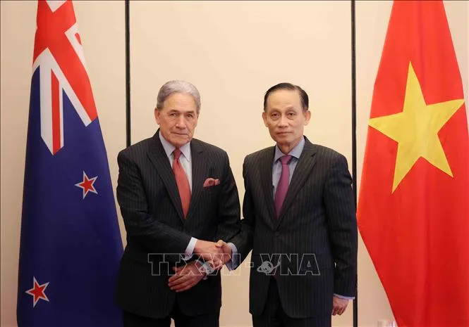 Bộ trưởng Bộ Ngoại giao Lê Hoài Trung đón Bộ trưởng Ngoại giao New Zealand Winston Peters.