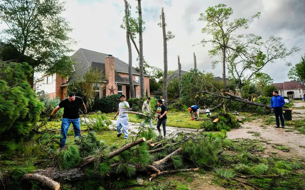 Người dân dọn dẹp sau thiệt hại do bão tại khu Memorial Northwest ở Spring, Texas, ngày 24/11/2025. (Ảnh: AP)