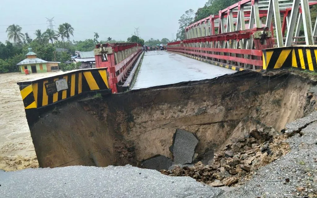 Cây cầu bị phá hủy bởi lũ quét tại North Tapanuli, tỉnh Bắc Sumatra, Indonesia, ngày 25/11/2025. (Ảnh: BNPB/AP)