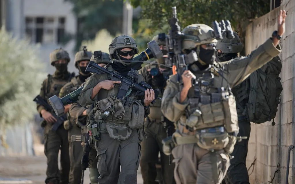 Binh sĩ Israel tham gia chiến dịch truy quét tại thị trấn Tubas ở Bờ Tây, ngày 26/11/2025. (Ảnh: AP)