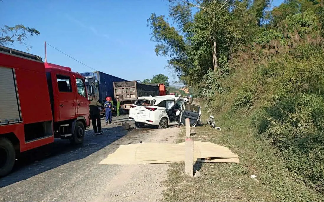 Tai nạn đặc biệt nghiêm trọng trên Quốc lộ 1A khiến 4 người tử vong tại chỗ  - Ảnh 1.
