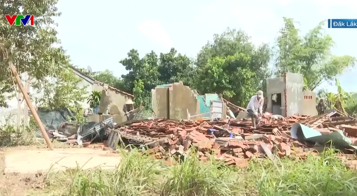 Người dân Đắk Lắk cùng dọn bùn, xếp gạch, giúp nhau gom lại hy vọng sau lũ - Ảnh 2.