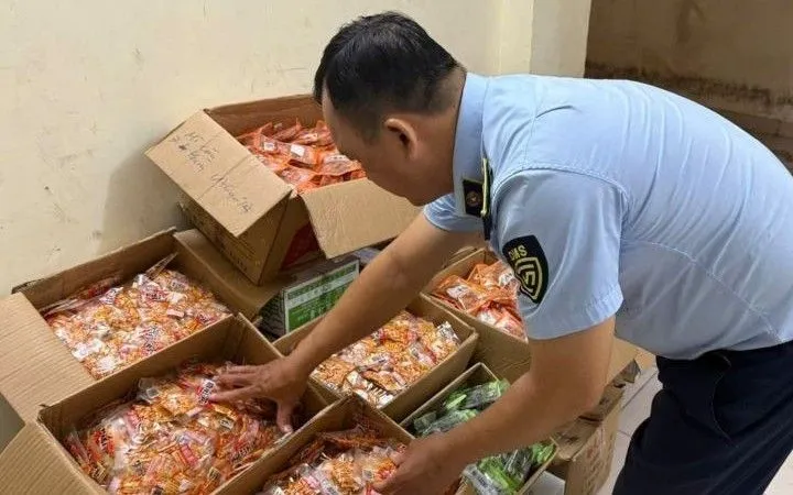 Nhiều thực phẩm kém chất lượng bị lực lượng quản lý thị trường Thành phố Hồ Chí Minh phát hiện.Ảnh: Báo Nhân Dân điện tử