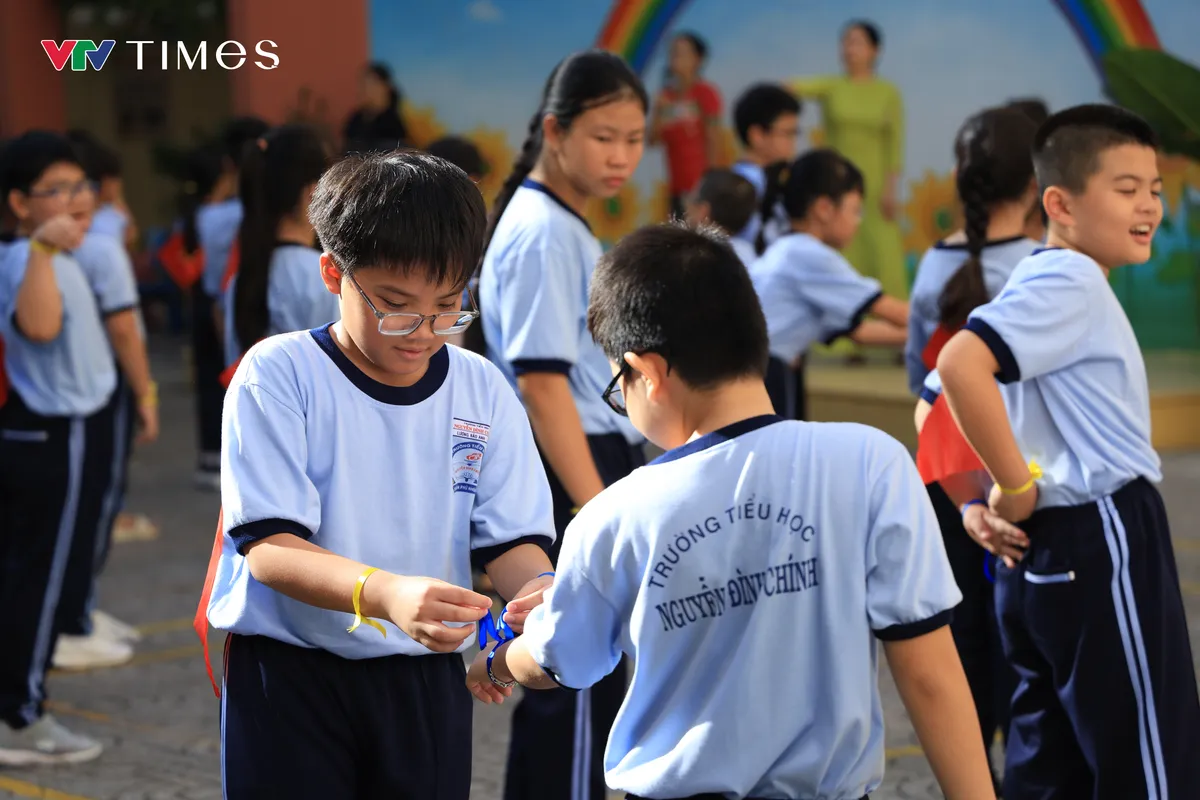 Học sinh TP Hồ Ch&iacute; Minh t&iacute;ch cực tập luyện, hướng đến kỷ lục V&otilde; nhạc Vovinam- Ảnh 10.