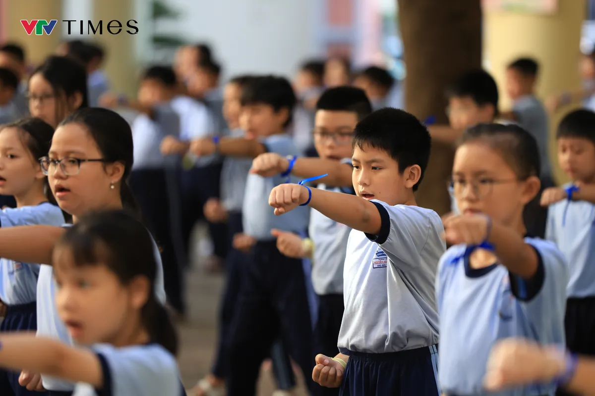 Học sinh TP Hồ Ch&iacute; Minh t&iacute;ch cực tập luyện, hướng đến kỷ lục V&otilde; nhạc Vovinam- Ảnh 4.