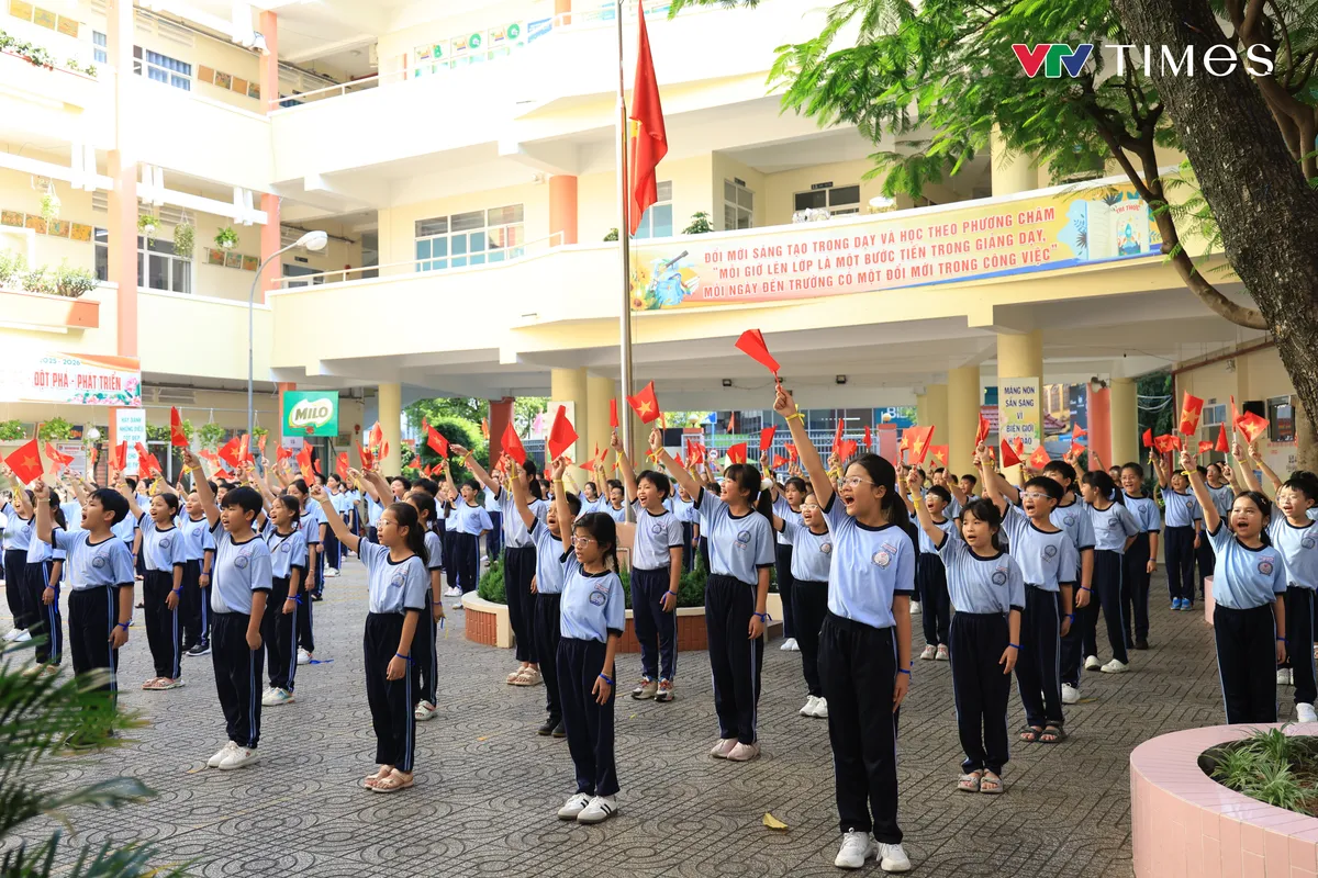 Học sinh TP Hồ Ch&iacute; Minh t&iacute;ch cực tập luyện, hướng đến kỷ lục V&otilde; nhạc Vovinam- Ảnh 11.