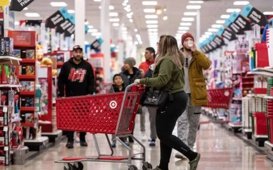 Người dân mua sắm tại cửa hàng Target ở TP Chicago, bang Illinois, Mỹ. (Ảnh: Bloomberg)