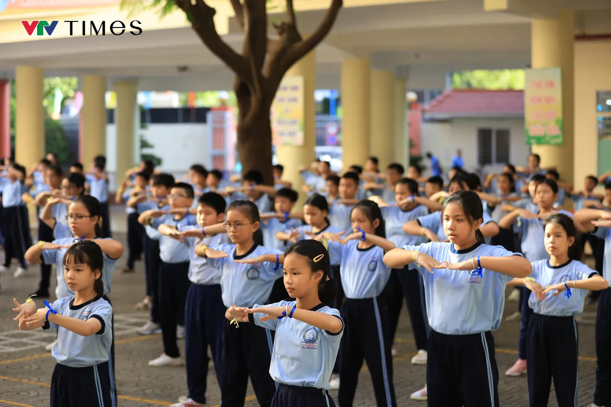 Học sinh TP Hồ Ch&iacute; Minh t&iacute;ch cực tập luyện, hướng đến kỷ lục V&otilde; nhạc Vovinam- Ảnh 2.