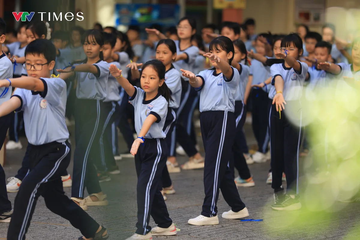 Học sinh TP Hồ Ch&iacute; Minh t&iacute;ch cực tập luyện, hướng đến kỷ lục V&otilde; nhạc Vovinam- Ảnh 5.