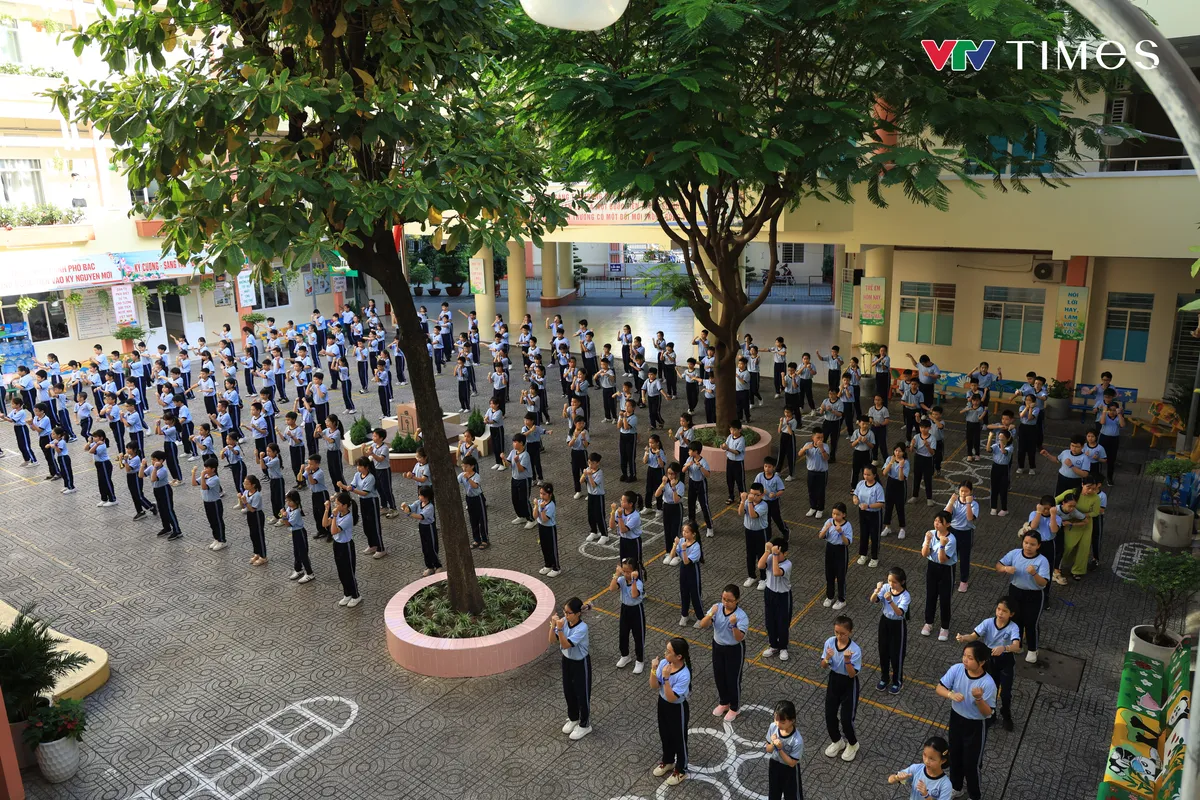 Học sinh TP Hồ Ch&iacute; Minh t&iacute;ch cực tập luyện, hướng đến kỷ lục V&otilde; nhạc Vovinam- Ảnh 1.