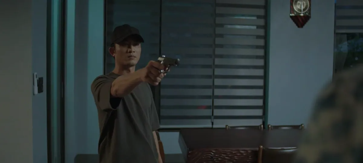 Lằn ranh - Tập 19: Khắc nổi điên vì hành động "tự hủy" của Vinh - Ảnh 2.