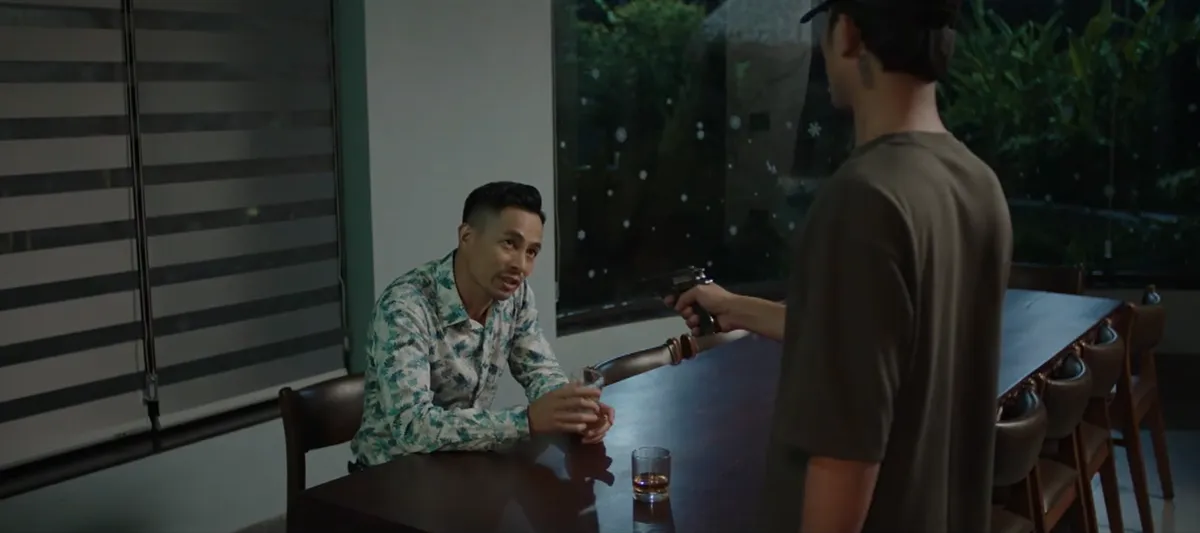 Lằn ranh - Tập 19: Khắc nổi điên vì hành động "tự hủy" của Vinh - Ảnh 1.