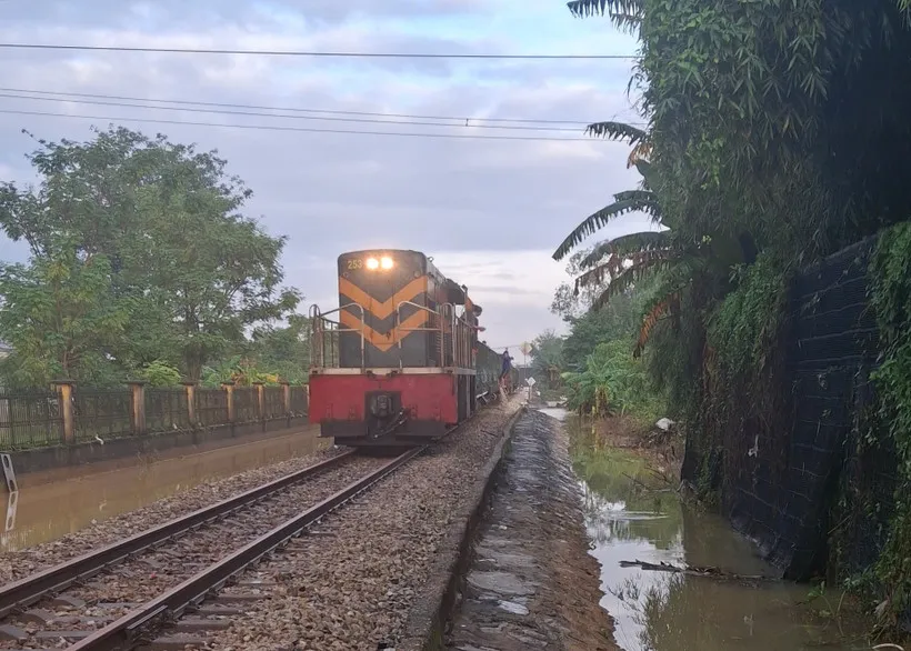 Đường sắt Bắc - Nam thông tuyến sau nhiều ngày tê liệt do mưa lũ- Ảnh 1.