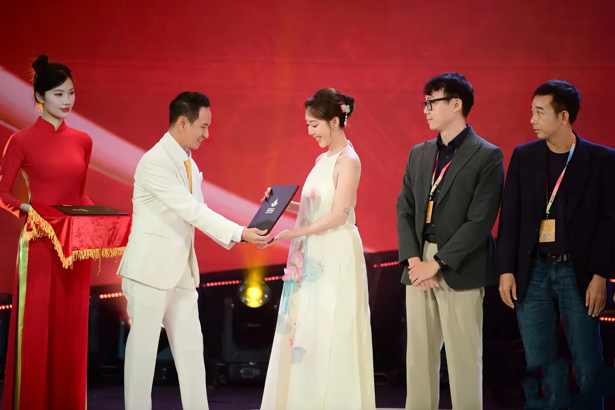 Thu Trang bước ra khỏi vùng an toàn, giành giải thưởng Đạo diễn phim truyện đầu tay xuất sắc - Ảnh 2.