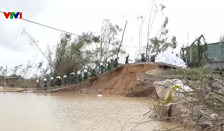Gia Lai chạy đua gia cố h&agrave;ng trăm m&eacute;t đ&ecirc; bị vỡ sau lũ dữ - Ảnh 1.
