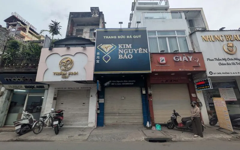 Theo ghi nhận, tiệm vàng - trang sức đá quý Kim Nguyên Bảo đã đóng cửa và phía bên ngoài treo biển cho thuê. 