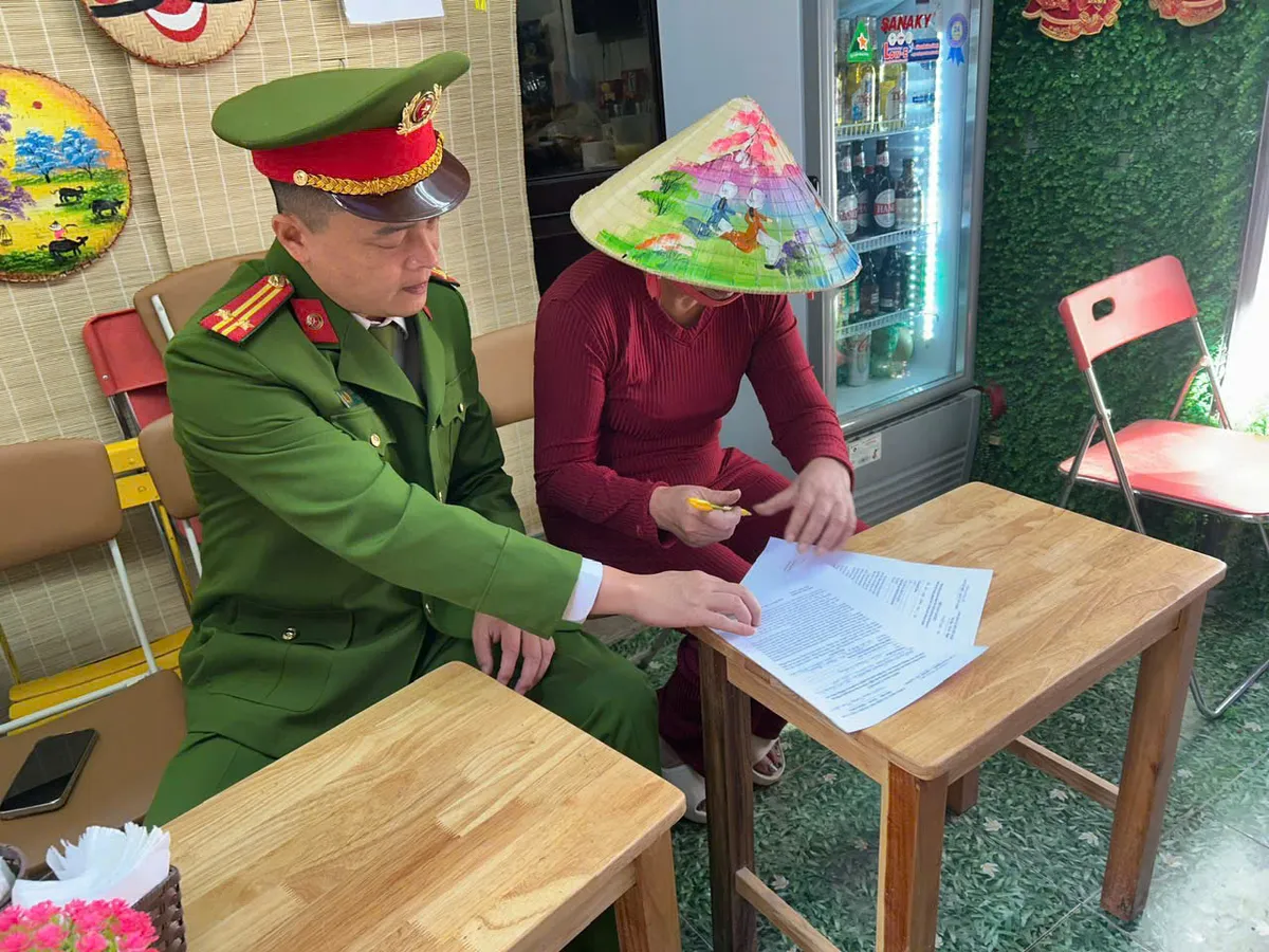 Hà Nội: Quyết liệt xử lý vi phạm lấn chiếm hành lang an toàn đường sắt tại khu vực ngõ đường tàu - Ảnh 2.