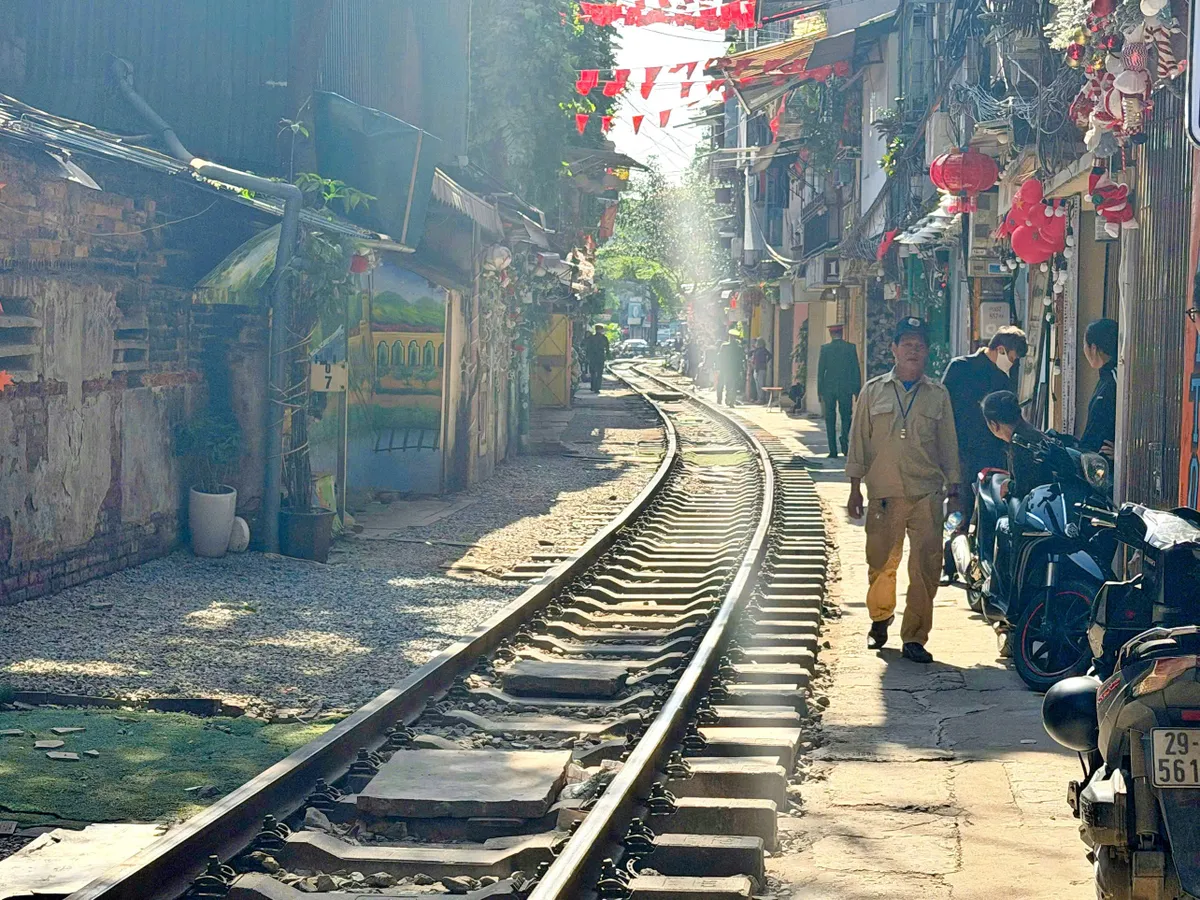 Hà Nội: Quyết liệt xử lý vi phạm lấn chiếm hành lang an toàn đường sắt tại khu vực ngõ đường tàu - Ảnh 3.