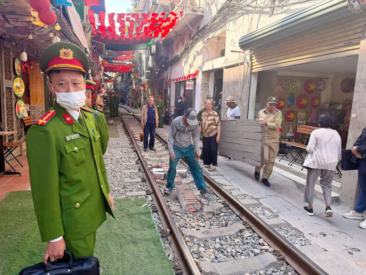 Hà Nội: Quyết liệt xử lý vi phạm lấn chiếm hành lang an toàn đường sắt tại khu vực ngõ đường tàu - Ảnh 1.