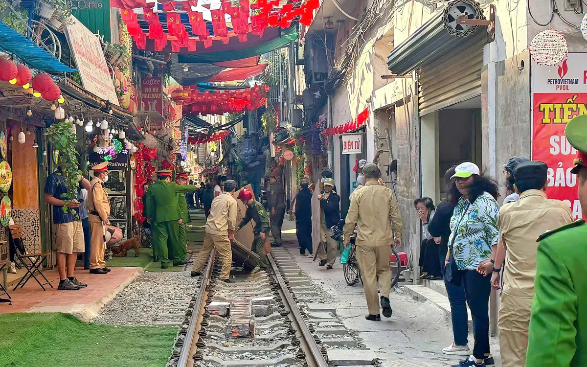 Lực lượng liên quân phối hợp xử lý vi phạm ATGT đường sắt sáng 25/11.