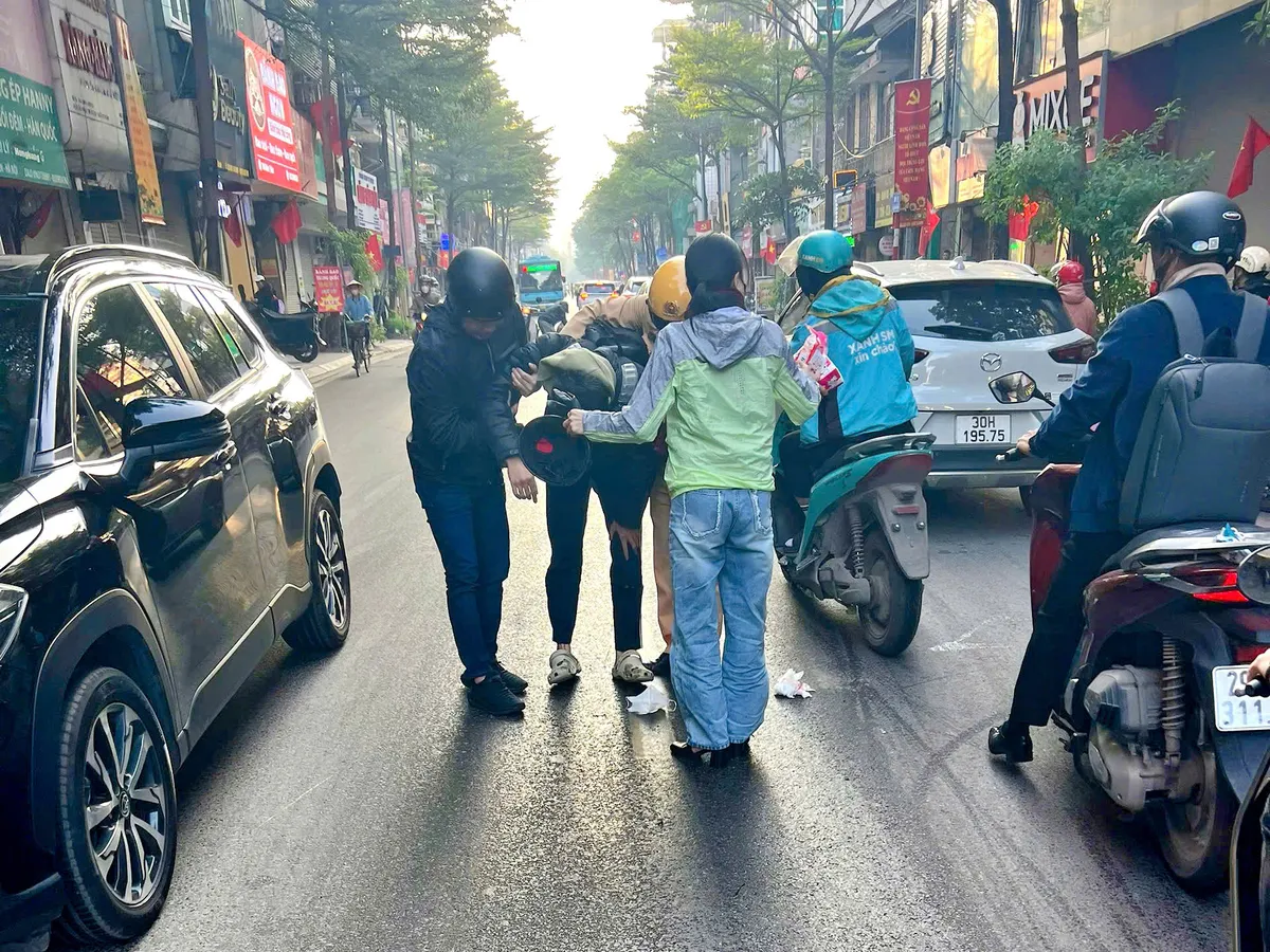 CSGT Hà Nội: Nhanh chóng xử lý vết dầu máy loang trên đường trong giờ cao điểm - Ảnh 2.