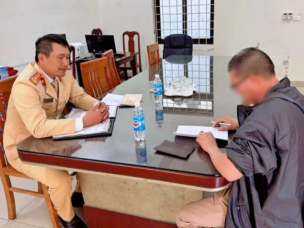 Ba xe khách tông nhau trên đường tránh TP Huế, nhiều người bị thương - Ảnh 1.